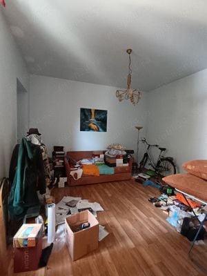 Apartament ultracentral, decomandat, la curte, 2 camere, hol, bucătărie, baie și boxă 2 camere