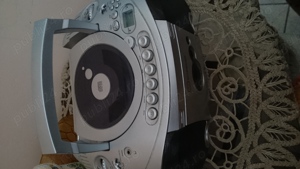 Vând radiocasetofon Schneider stereo și casete