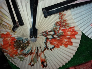 Evantai hartie evantaie pliabile Pret 2 lei 3 buc 5 lei.  Livrare gratis in Bucuresti la Bucur Obor.