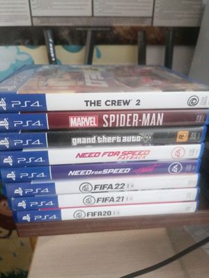 Joc PS 4; 1 cosola ; jocuri 