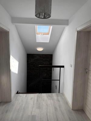 Apartament 3 camere GIroc scara interioara - imagine 10