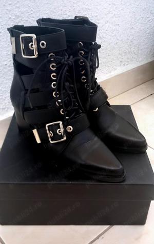 Botine negre decupate