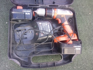 Vând încărcător și 2 acumulatori Black&decker - imagine 2