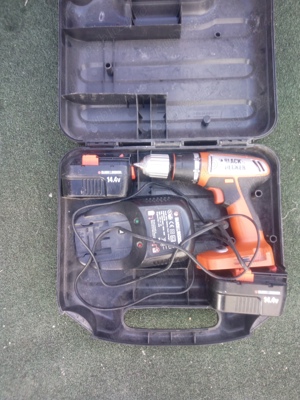 Vând încărcător și 2 acumulatori Black&decker