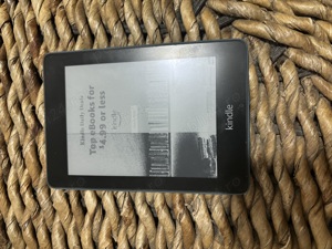 Vând Kindle, dec. 2017,ecran defect, conține 277 cărți de literatură care se pot descarca - imagine 2