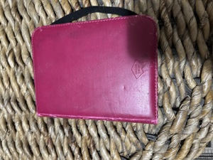 Vând Kindle din 2016, funcțional, conține 280 cărți în memorie, preț 200 lei