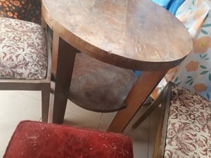 Vand masa,doua scaune si taburet an 1954