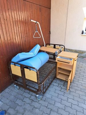 Pat de spital cu noptieră.