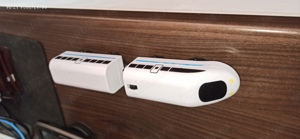 Locomotiva electrica si vagon cu magnet   Compatibile cu orice circuit de sine din lemn.