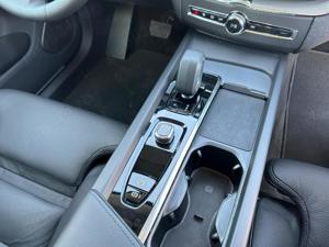 Volvo XC60 b4 AWD PLUS Bright Mild Hybrid 2023   km 8550 GARANTIE VOLVO 2028 - imagine 4