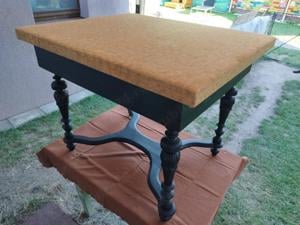 Masa foarte veche, reconditionata.