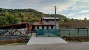 Casă de vânzare într-o zonă pitorească, liniştită, în Bozeni la 10 km de Tîrgu-Mureş