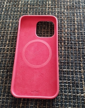 De vînzare husa iPhone 13 pro culoare roșie de la vetter. Este in stare foarte buna. Mulțumesc.