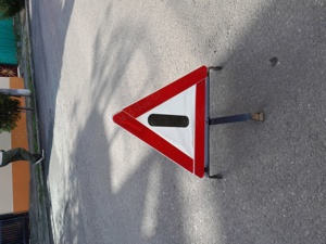 Triunghi reflectorizant auto ,omologat ,pliant ,in cutie.