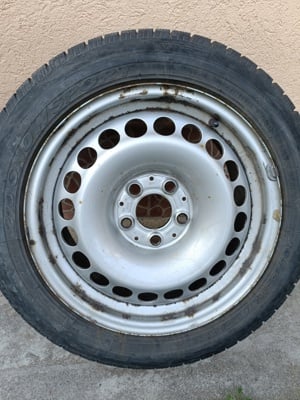 Vând 4 cauciucuri de iarnă și 4 jante de tablă 