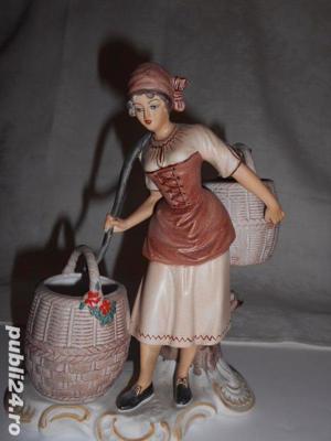 Bibelou vechi din portelan   Taranca cu cobilita  pictat manual