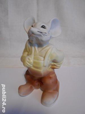 Bibelou   vechi din  portelan   Soricel  cu cascaval   pictat manual