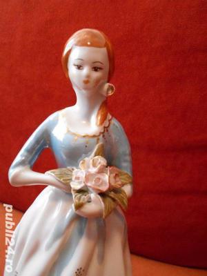 Bibelou vechi din portelan   Balerina cu trandafiri   pictat manual  Inaltime = 24 cm Latime = 15 cm
