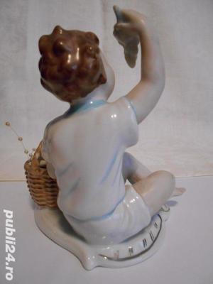 Bibelou vechi din portelan   Baiat cu struguri   pictat manual - imagine 4