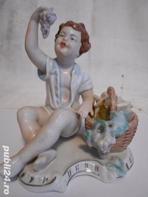 Bibelou vechi din portelan   Baiat cu struguri   pictat manual - imagine 5