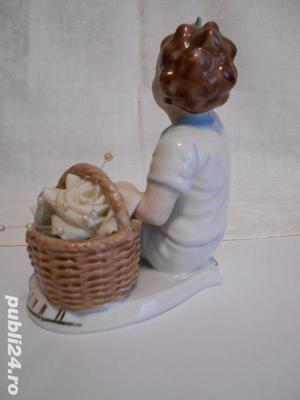 Bibelou vechi din portelan   Baiat cu struguri   pictat manual - imagine 3