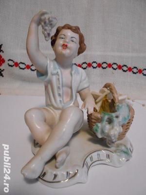 Bibelou vechi din portelan   Baiat cu struguri  pictat manual