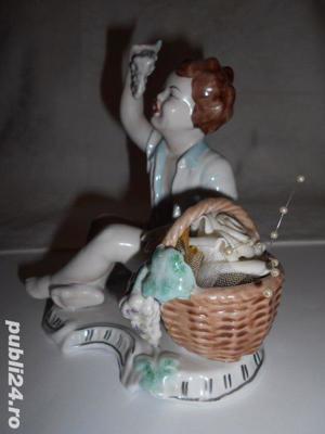 Bibelou vechi din portelan   Baiat cu struguri   pictat manual - imagine 7