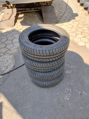 Vând anvelope vară compatibile Dacia 185/65/R15 Dunlop