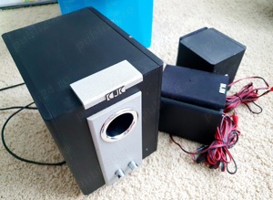 sistem 2.1 CJC Subwoofer si doi sateliti toate din lemn woofer 25W folosit doar ambiental