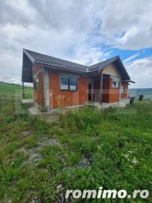 Casa la rosu, 800 mp de teren etravilan, zona Valea Fanatelor - imagine 2