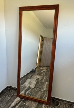 Oglinda cu rama din lemn