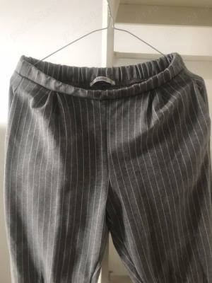 Vând pantaloni gri Pull& Bear