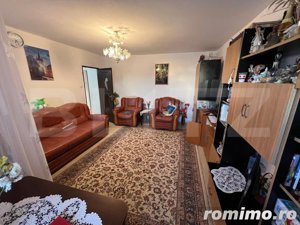 Apartament de 3 camere, decomandat,  în zona Pelendava - 1 Mai - imagine 2