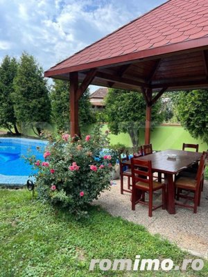 Proprietate de excepție cu casă spațioasă, piscină și teren generos - imagine 9