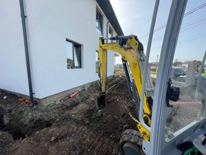 Miniexcavator de inchiriat.