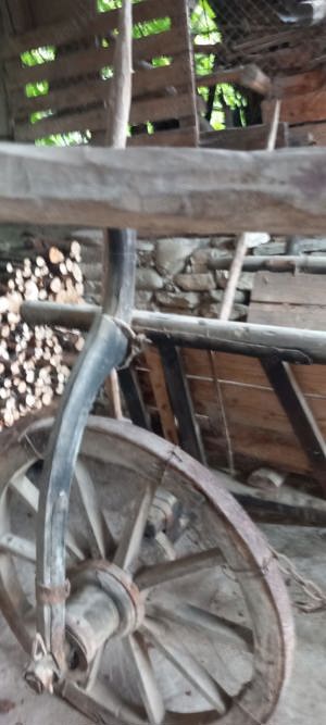 Căruță din lemn,  f veche , stare buna , complecta. 