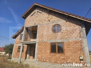 Casa individuala la rosu, 6 camere, teren 1200 mp, Vintu de Jos