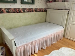 Vând pat de lemn masiv o persoana