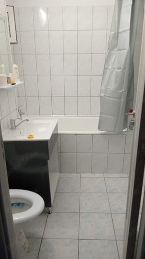 vând apartament cu trei camere decomandat etaj 3 zona intersecției morarilor cu Fundeni lângă parcul