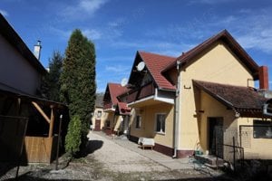 De vânzare  casă săsească pretabilă pensiune, poziționată central în comuna Prejmer  - imagine 2