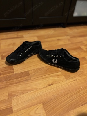 Tenesi Fred Perry negri in conditie buna marimea 40 - imagine 2