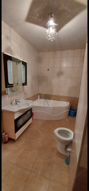 Închiriez apartament central 200 zi sau 380 eur luna - imagine 3