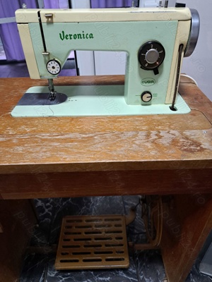 Vând masină de cusut.