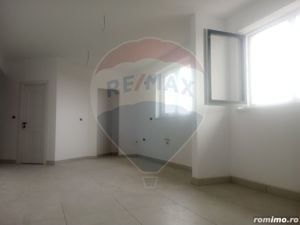 Apartament cu 3 camere de vânzare în zona Micalaca