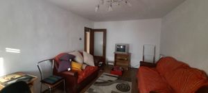 Închiriez apartament 2 camere bloc 4 etaje ,etaj intermediar  - imagine 2