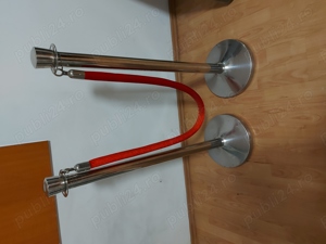 Coloane separeu, delimitare cu snur rosu