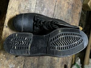 Vand bocanci lucru noi perioada comunista cu bombeu metalic din piele naturala marime 44. - imagine 3