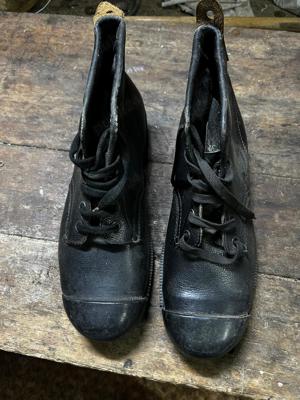 Vand bocanci lucru noi perioada comunista cu bombeu metalic din piele naturala marime 44. - imagine 4