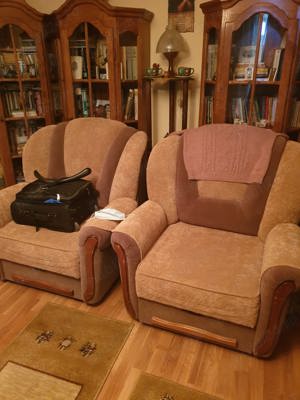 Vand canapea cu 2 fotolii extensibile, pat rotund si biblioteca cu sifonier.