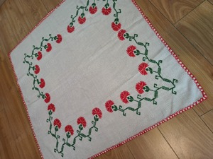 2 Fete masa cusute manual pe etamina mari handmade Vechi - imagine 4